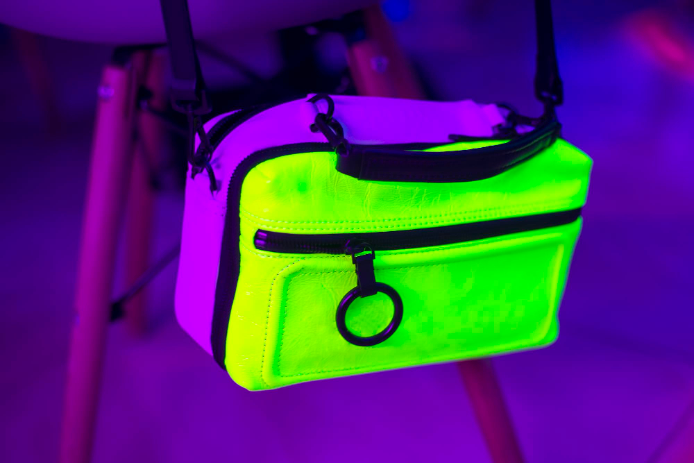 Reklama widoczna w ciemności, czyli dlaczego warto postawić na fluorescencyjne gadżety reklamowe