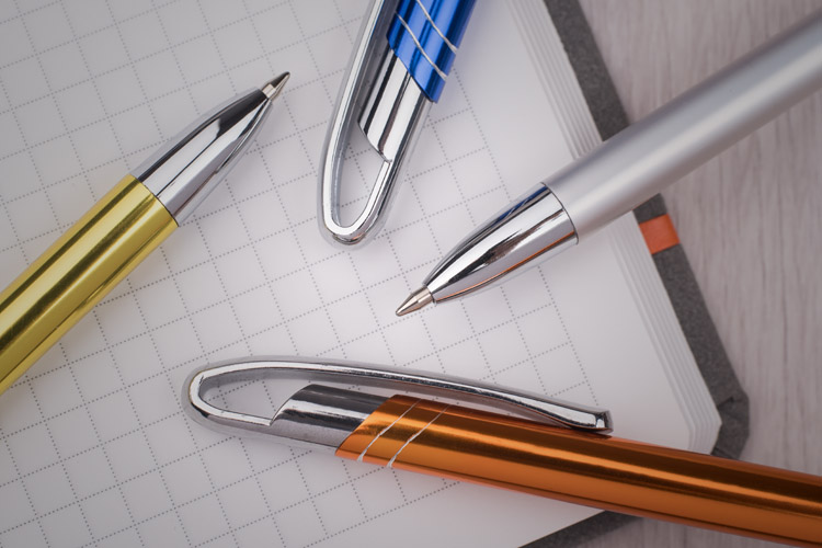 Długopisy z logo firmy: idealny sposób na nienachalną reklamę